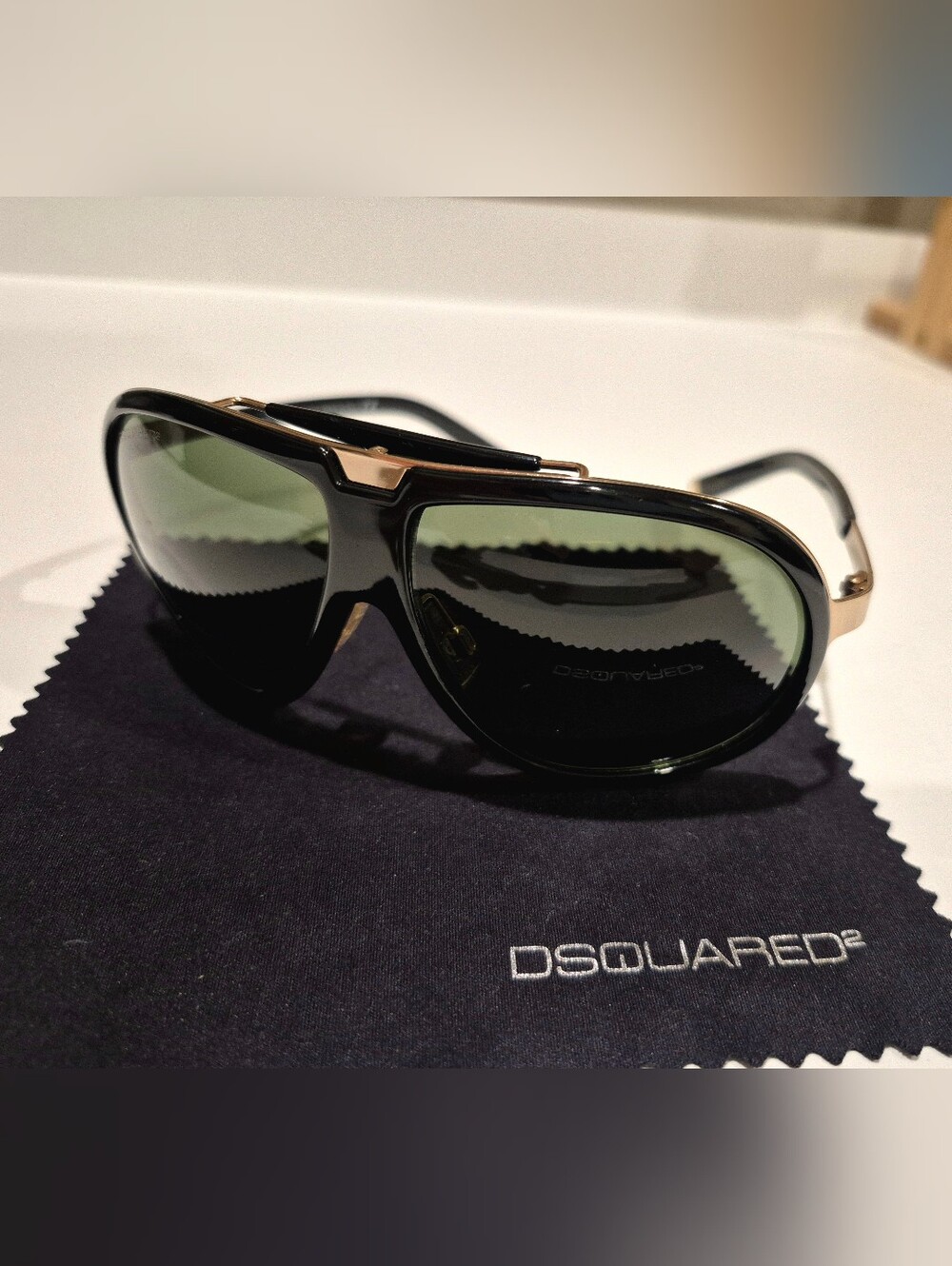 Designer Small Face Women's Sunglasses Luxury DSQUARED2 Black and Gold Aviator